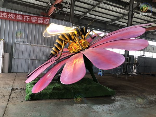 Animatronic wasp sipping floral nectar HS142