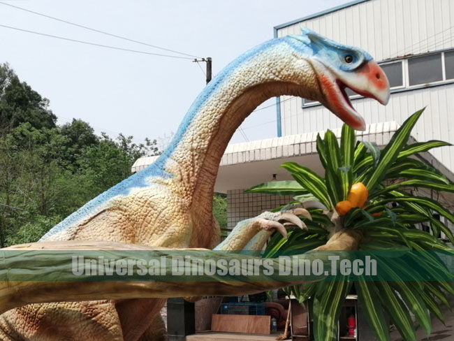 Animatronic Therizinosaurus Model