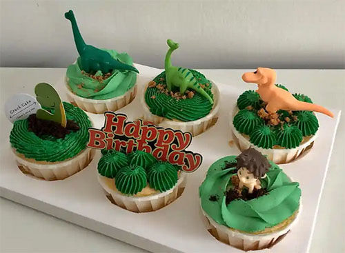 Dinosaur-themed cupcake Dinosaur-themed cupcake