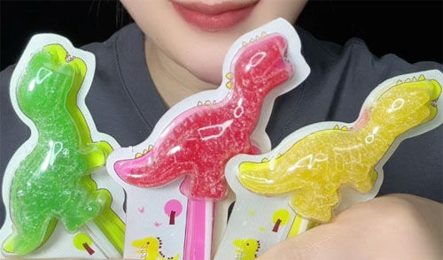 Dinosaur-themed gummies Dinosaur-themed gummies