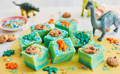 Dinosaur-themed mousse Dinosaur-themed mousse